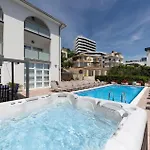 Дом отдыха Ten-bedroom In Дуче