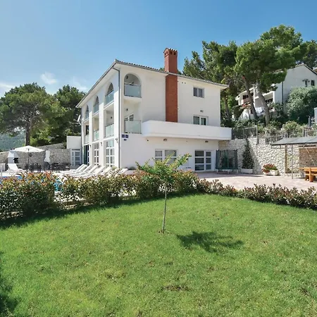 Ten-bedroom In Duce Duće