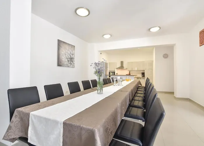 Casa de Férias Ten-bedroom In Duce Duće