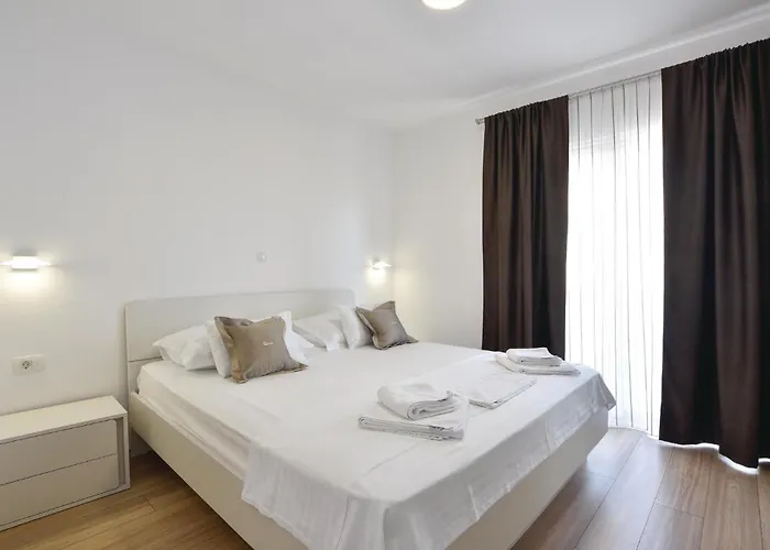 Ten-bedroom In Duce * Duće