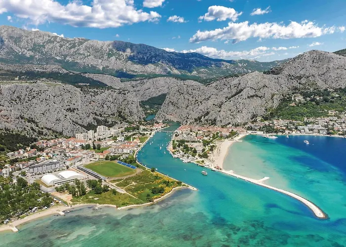 Ten-bedroom In Duce Casa de Férias Duće